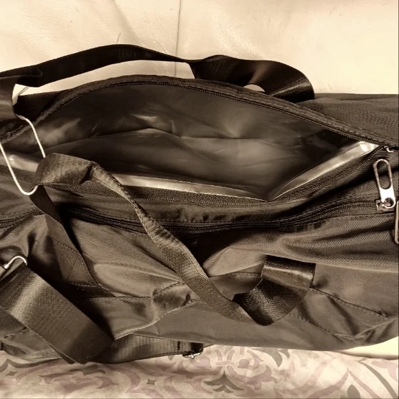 Halara gym duffle bag with adjustable strap, new - Picture 6 of 14